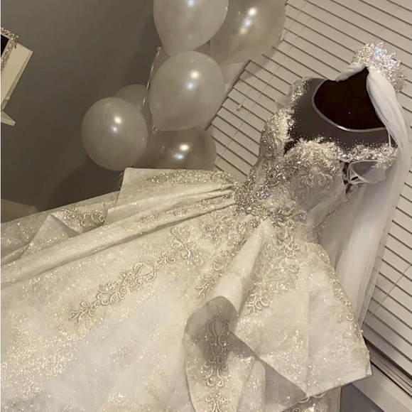 Wedding dress - custom made to fit sizes 2,4,6. - Picture 4 of 7